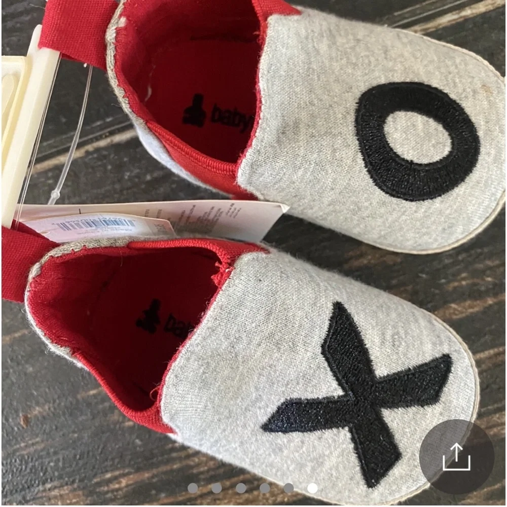 ❌⭕️unisex baby booties❌⭕️by babyGAP! cute and comfy and cozy for your little👶🏻